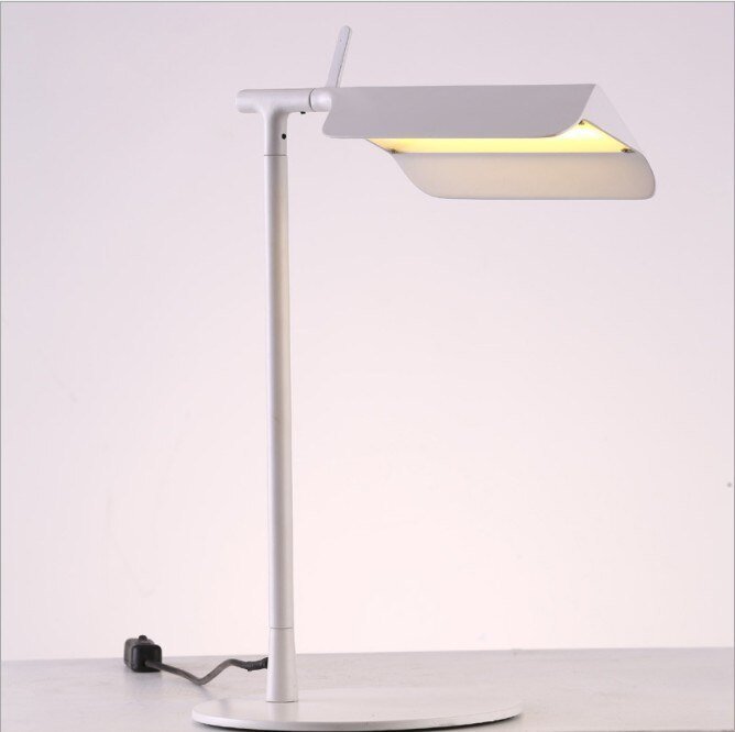 Minimalist Black LED Floor Lamp With Artistic Design - Casatrail.com